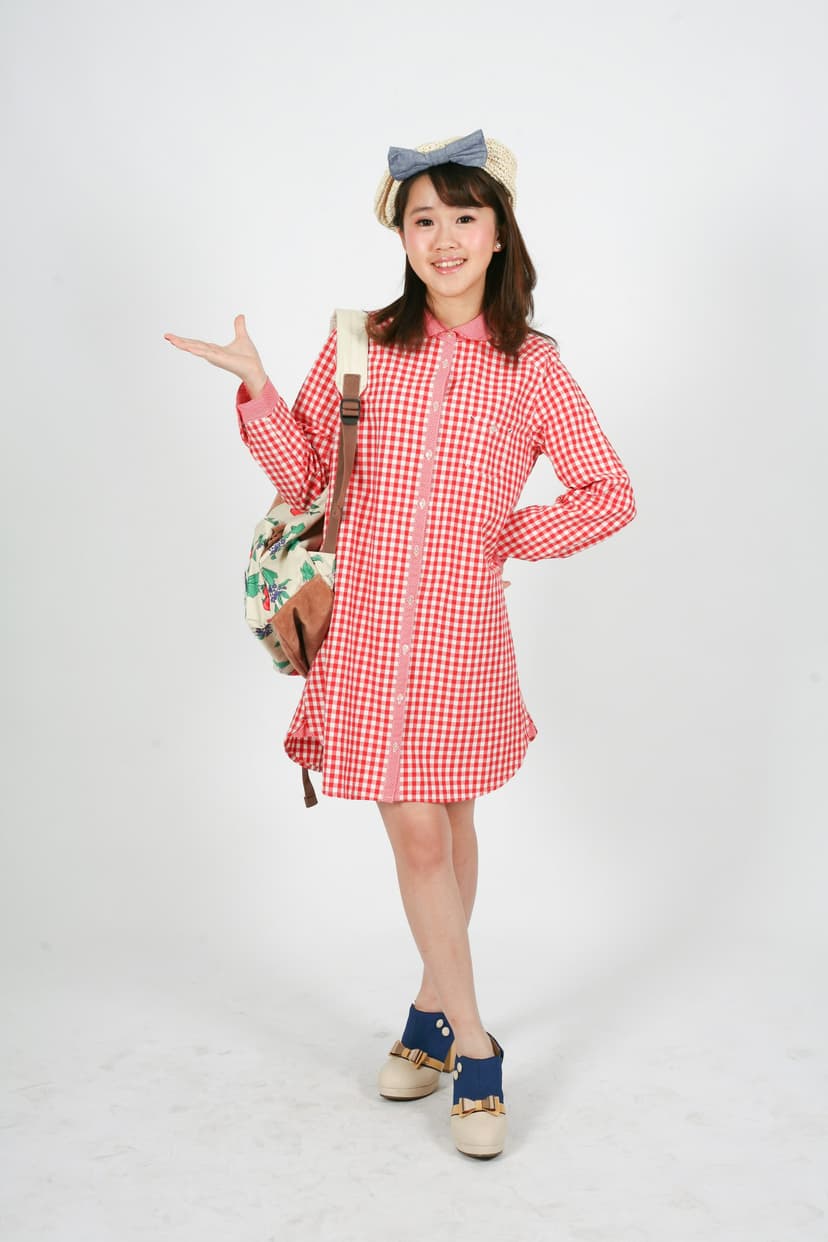 Woman in red dress posing - before virtual try on